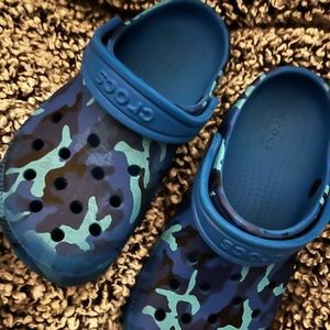 Kids crocs in blue camo!!